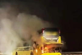 Ô tô khách giường nằm bốc cháy trên cầu Thăng Long