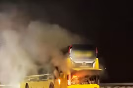 Ô tô khách giường nằm bốc cháy trên cầu Thăng Long