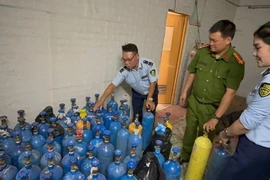 Phát hiện hàng trăm bình khí cười không rõ nguồn gốc ở Hà Nội