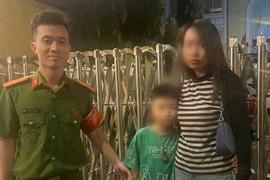 Kịp thời hỗ trợ cháu bé khuyết tật nặng đi lạc trong đêm về với gia đình