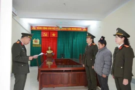 Bắt đối tượng bán giấy phép lái xe mô tô giả cho người không biết chữ