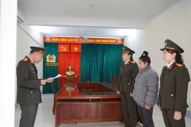 Bắt đối tượng bán giấy phép lái xe mô tô giả cho người không biết chữ