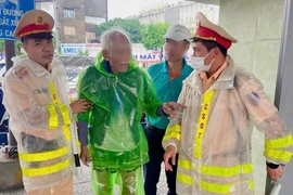 Cụ ông đi lạc trong mưa bão, CSGT Hà Nội hỗ trợ trở về nhà