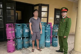 Bắt giữ đối tượng sang chiết hàng loạt bình gas trái phép ở Hà Nội