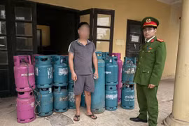 Bắt giữ đối tượng sang chiết hàng loạt bình gas trái phép ở Hà Nội