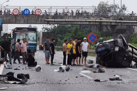 Ô tô 7 chỗ lật ngửa, biến dạng sau va chạm với xe khách