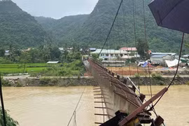 Đứt cáp cầu treo ở Điện Biên, ô tô chở 3 người rơi xuống sông 