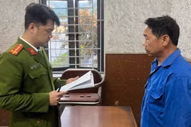 Không dừng xe đo nồng độ cồn, tài xế tông bị thương 2 CSGT ở Quảng Ninh 