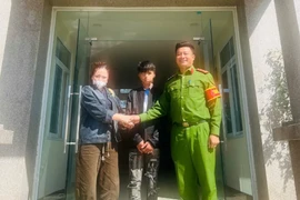 Giúp đỡ cháu bé bị lạc ở Hà Nội trở về với gia đình 