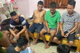 Bắt quả tang 5 con bạc sát phạt nhau tại nhà riêng ở Phú Thọ
