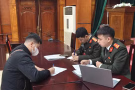 Xử lý hành vi dán quảng cáo cờ bạc trá hình trên ô tô kinh doanh dịch vụ