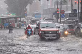 Chuyên gia cảnh báo mưa lớn tại nhiều tỉnh, thành do bão số 10 Bualoi