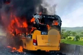 Xe khách cháy ngùn ngụt trên cao tốc Mai Sơn - Quốc lộ 45