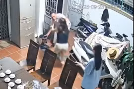 Người hàng xóm đập phá cửa, xông vào hành hung nữ chủ nhà