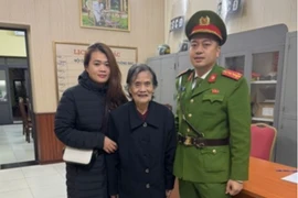 Hỗ trợ cụ bà ở Hà Nội bị lạc trở về với gia đình