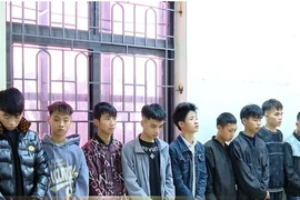 Hai nhóm thanh thiếu niên đuổi đánh nhau trên đường, đập phá tài sản