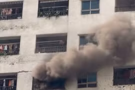 Cháy căn hộ tầng 14 chung cư, khói đen cuồn cuộn