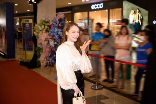 Nhã Phương khoe dáng 'mẹ 3 con' trong bộ cánh 100 triệu đồng