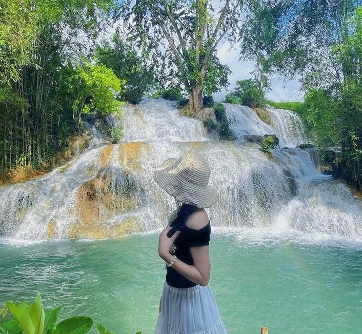 Hè về, lên Hòa Bình tắm thác Trăng mát rượi