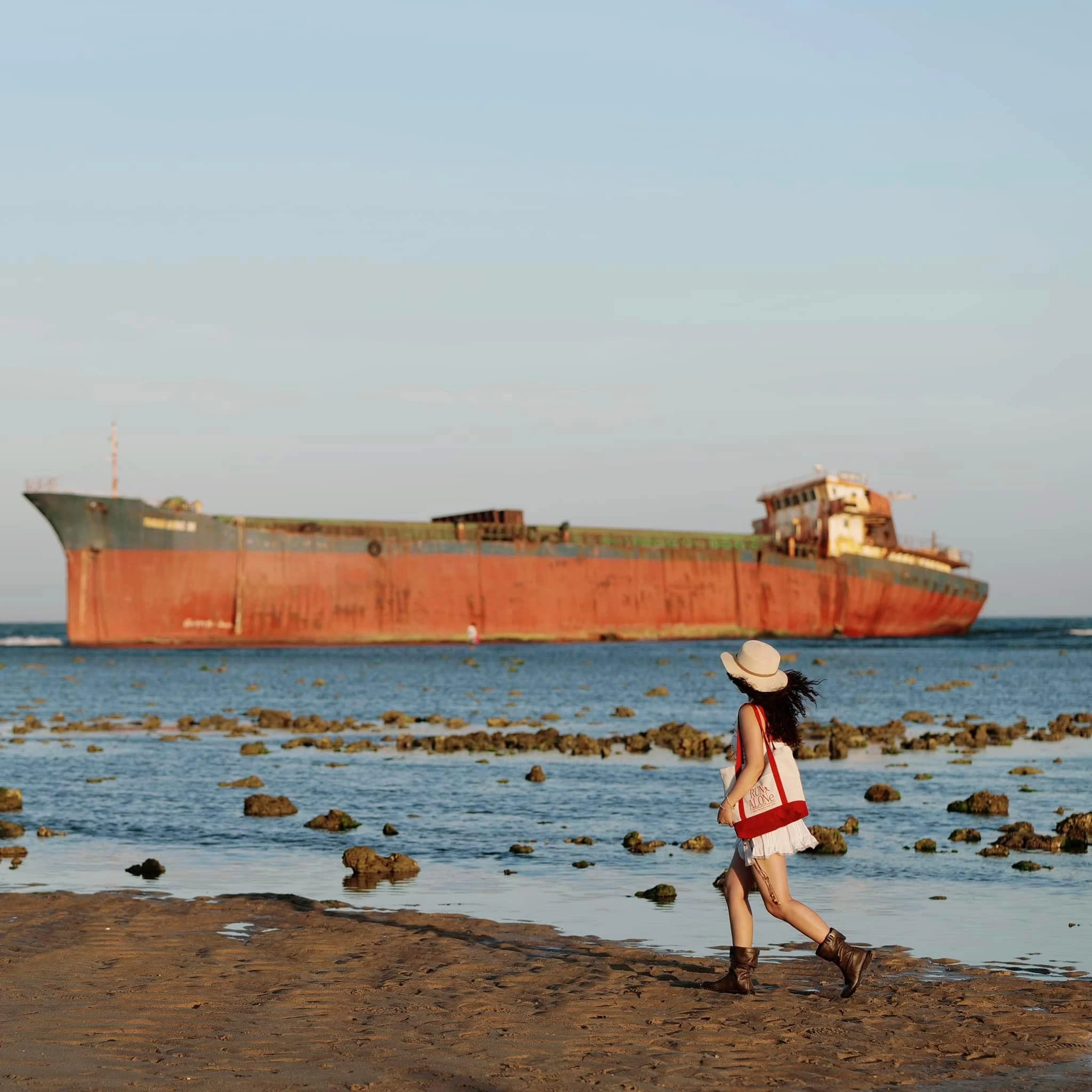 Đến Ninh Thuận, check-in “tàu mắc cạn“