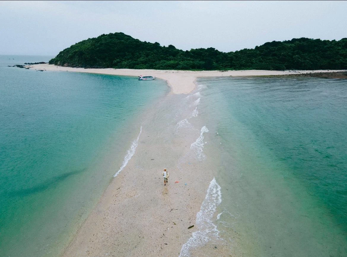 Con đường đi bộ giữa biển độc đáo ở Hòn Cá Chép