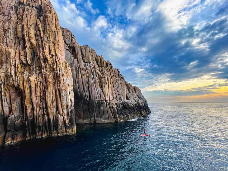 Vẻ đẹp hùng vĩ của bãi Đá Vách Vĩnh Hy