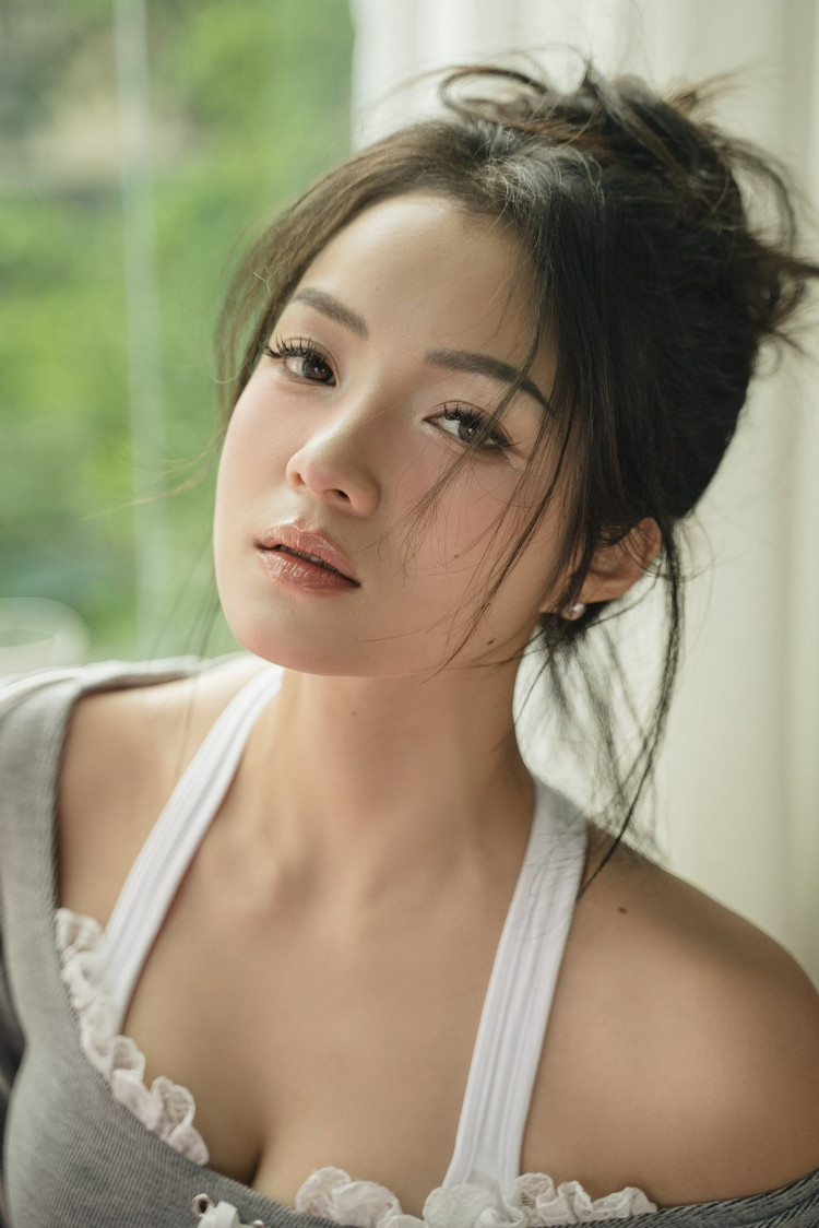 Trên dòng trạng thái, nàng "hot girl ngực khủng" đời đầu bày tỏ sự biết ơn bản thân khi đã "lấy kỷ luật, sự thật và tình yêu thương làm kim chỉ nam với 109 giờ thiền, gần 100 giờ thể thao, 350 ngày streak duolingo, tạo lập thói quen routine dậy sớm 5h30 sáng". d3.jpg