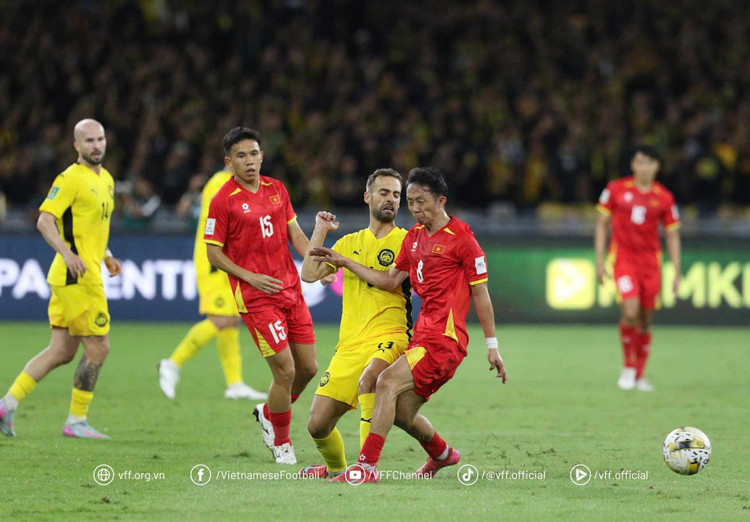 Các cầu thủ ĐTQG Việt Nam đã có 90 phút khó khăn trước Malaysia trên SVĐ Bukit Jalil tối ngày 10/6. 505206460-4160493577517371-1047181470639886719-n.jpg