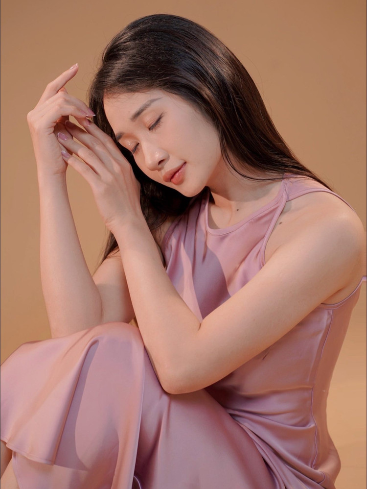 Bên cạnh công việc giảng dạy, Phương Thảo còn gây ấn tượng với niềm đam mê thể hình, chăm chỉ tập gym để có dáng người hoàn hảo. g5.jpg