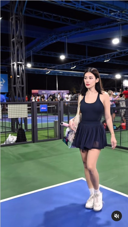 Trên trang cá nhân, Milan Phạm khoe những góc hình "cực điện ảnh" khi ra sân chơi pickleball. e1.png