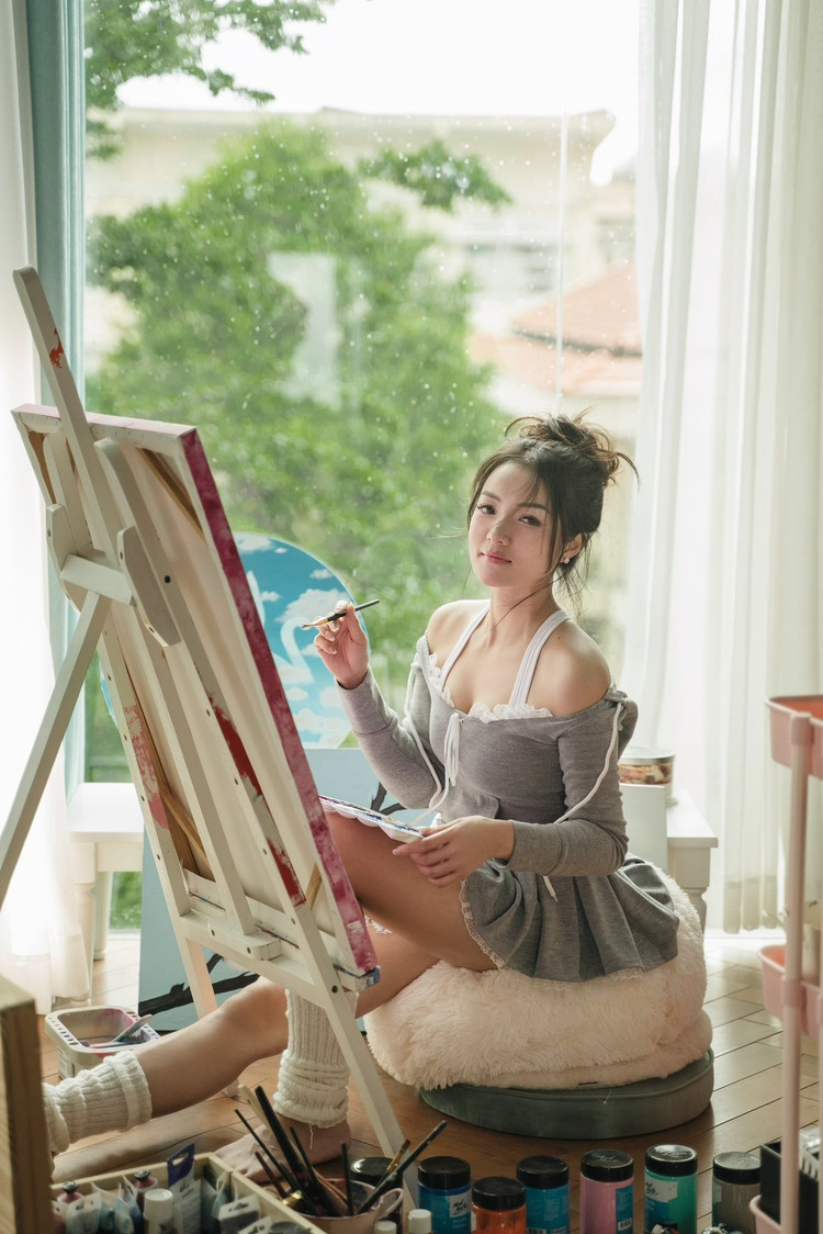 Mới đây trên trang cá nhân, "hot girl ngực khủng" đời đầu Thủy Top (Huỳnh Minh Thủy) đăng tải những bức ảnh mừng sinh nhật của bản thân. d1.jpg