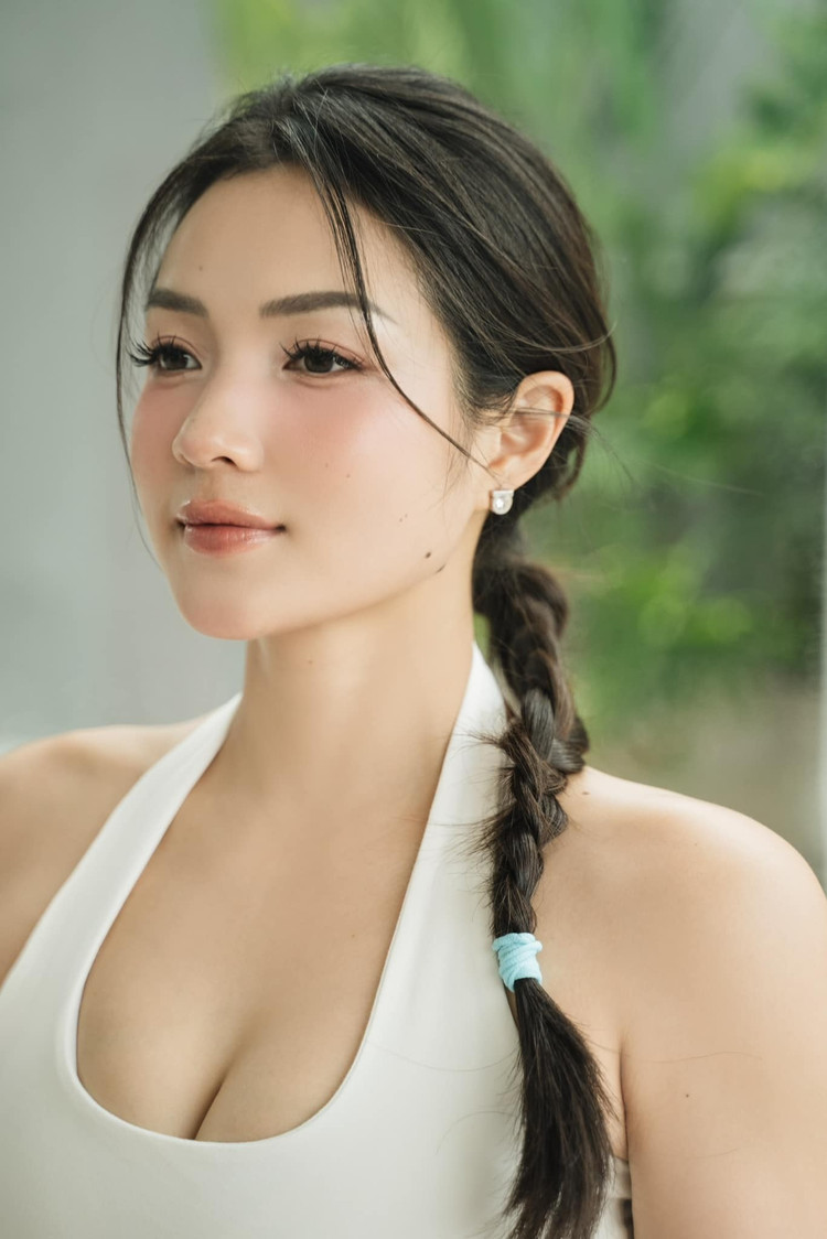 Thủy Top từng là gương mặt quen thuộc với khán giả màn ảnh nhỏ qua các phim như Đi qua quá khứ, Chít và Pi, Những người độc thân vui vẻ... Tuy nhiên sau đó, cô nàng vướng phải một số scandal không đáng có. năm 2009, Thủy Top bất ngờ quyết định sang Mỹ du học và gần như vắng bóng hoàn toàn trong các hoạt động của showbiz Việt. d10.jpg
