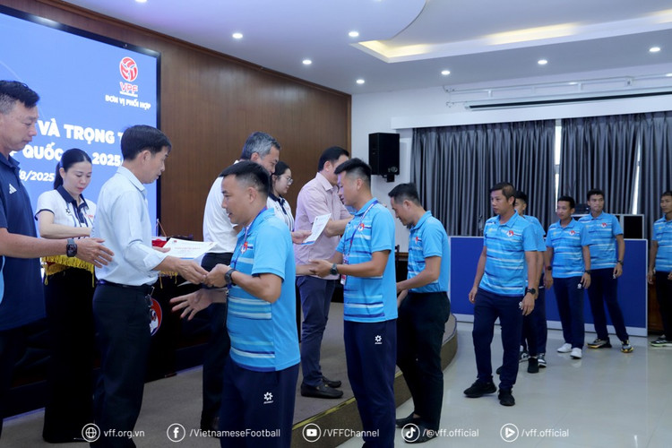Lãnh đạo LĐBĐVN, Công ty VPF và Ban trọng tài trao chứng nhận hoàn thành tập huấn cho các giám sát, trọng tài. img-8397.jpg