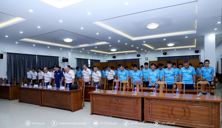 Ban tổ chức đã dành một phút mặc niệm trọng tài Trần Đình Thịnh. img-8227.jpg
