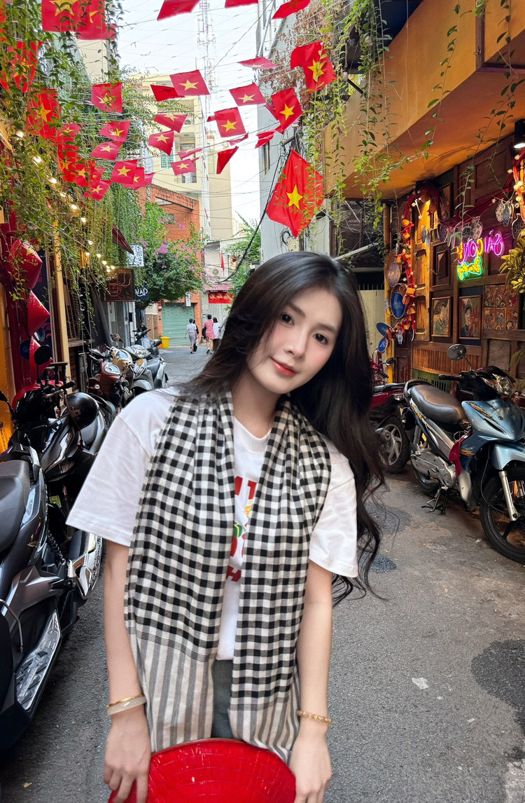 Thay vì tham gia vào cuộc tranh luận, Quỳnh Alee để lại bình luận khẳng định rằng: "Fl năm nay cũng hay mà em". b4.jpg
