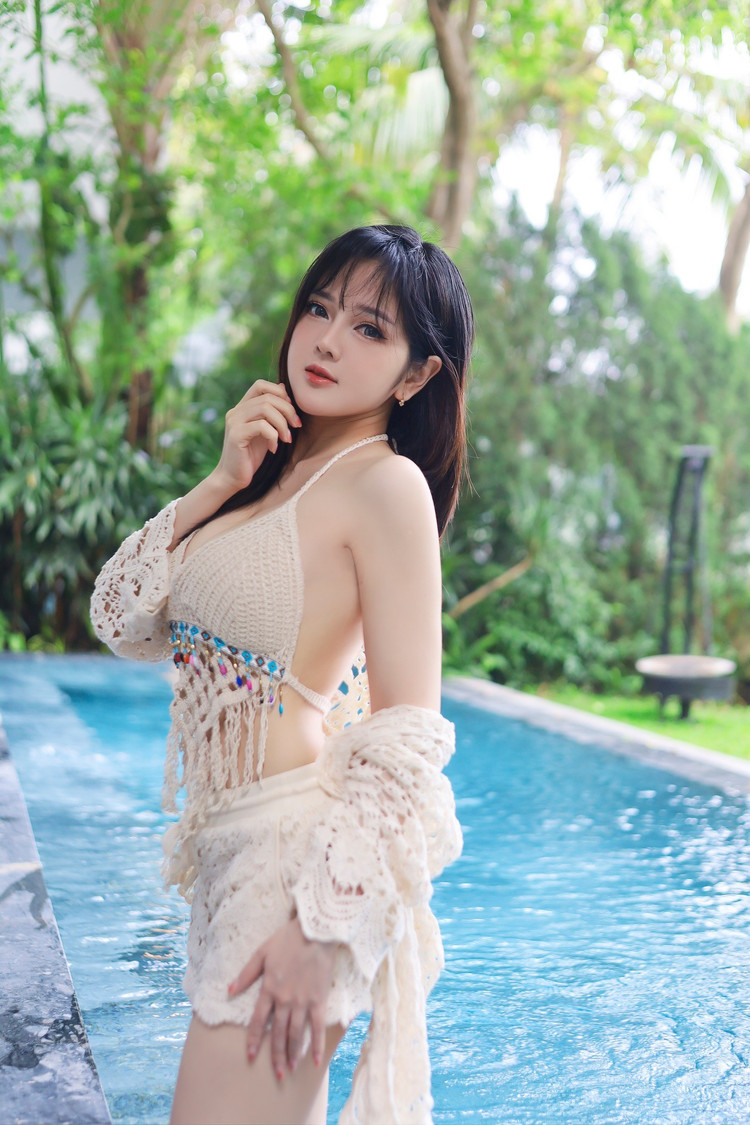 Nữ coser không ngại khoe video đang thả dáng trong hồ bơi ngay trong buổi chụp hình trước đó - bằng chứng cho tính chân thật của loạt ảnh. c2.jpg