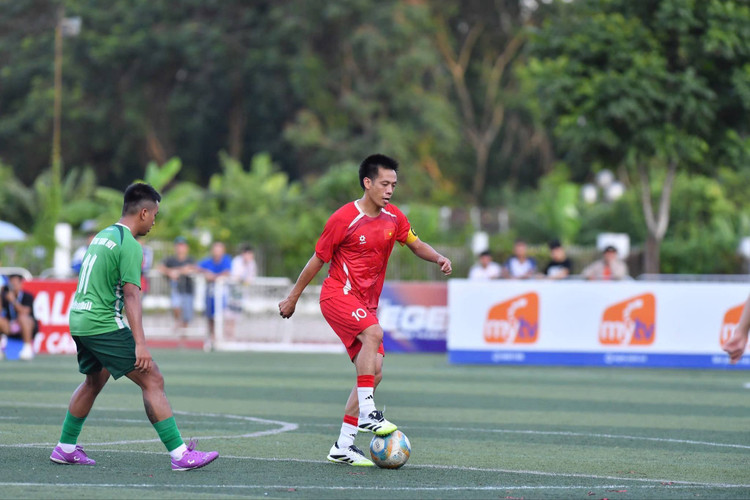 Các cầu thủ tham dự Showmatch đã cùng chung tay đóng góp vào quỹ “Cặp lá yêu thương” – chương trình mang sứ mệnh “Trao cơ hội đi học – Cho cơ hội đổi đời”. 7452e8a2-a512-4b3b-b20d-edc3a4e20d56.jpg
