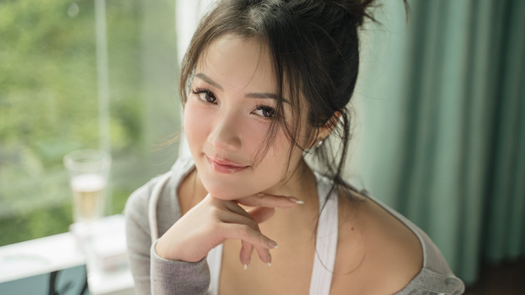 Bên cạnh đó, Thủy Top cũng mong muốn bản thân bước sang tuổi mới sẽ can đảm, hân hoan, dung lượng trái tim rộng lớn thênh thang để biết yêu mình yêu người, toả ánh sáng yêu thương hoan hỉ đến mọi người bên cạnh, chuyện gì đến cũng cười hihi haha tiếp đón, sống một đời bất hối mãn nguyện. d4.jpg
