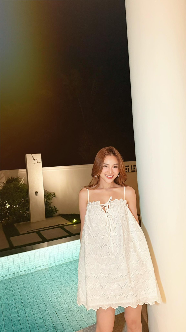 Ninh Dương Lan Ngọc là gương mặt đại diện đồng hành cùng game MU Lục Địa VNG lại "đốt mắt" cộng đồng mạng với bộ ảnh cực nóng bỏng ở biển. b10.jpg
