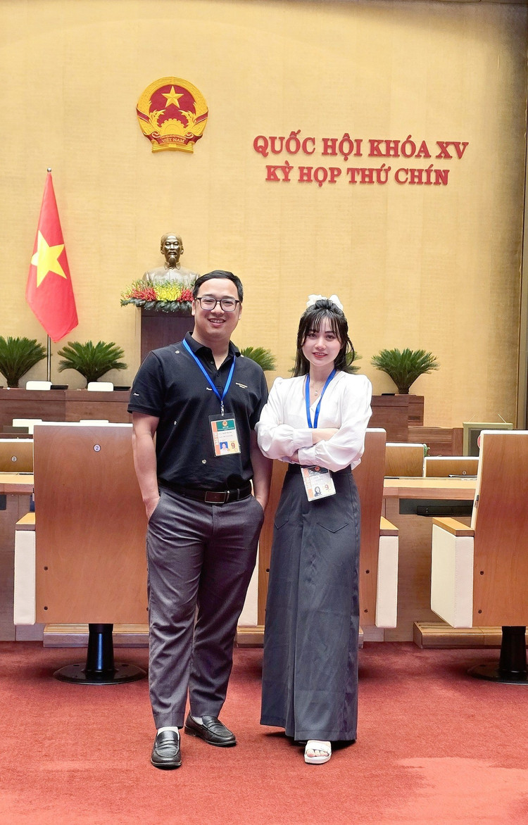 Nhà báo Hữu Tuấn và vợ cùng đi tác nghiệp. vo-chong-pv-huu-tuan.jpg