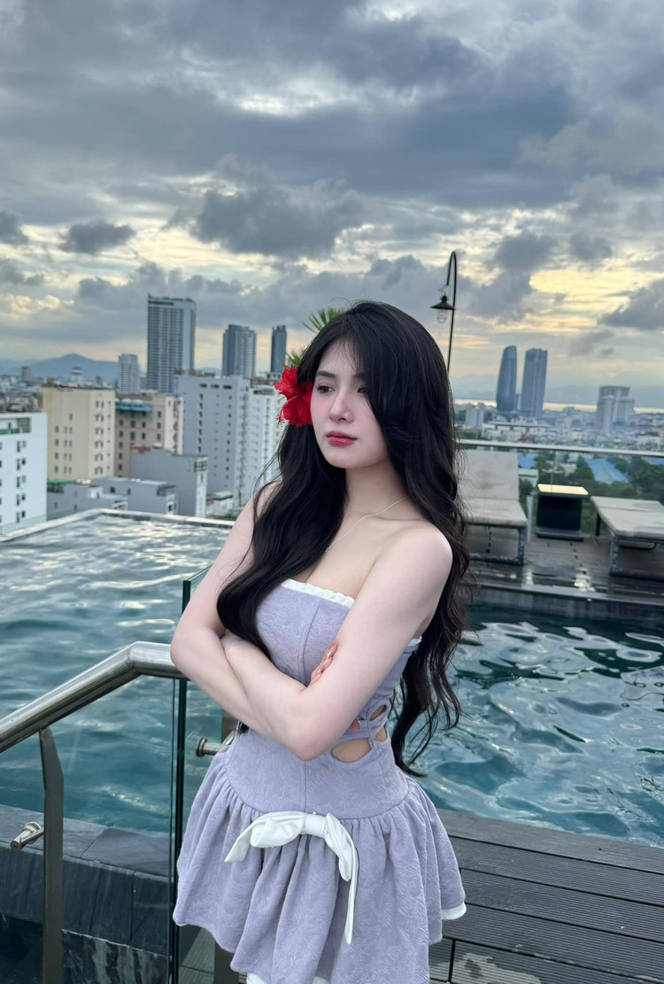 Ngoài ra, Quỳnh Alee cũng chia sẻ những khoảnh khắc hạnh phúc bên bạn trai Fish, thể hiện sự ủng hộ và tự hào về anh chàng. Cô không để những lời bình luận tiêu cực ảnh hưởng đến mối quan hệ của mình và luôn giữ thái độ tích cực trong mọi tình huống. b6.jpg