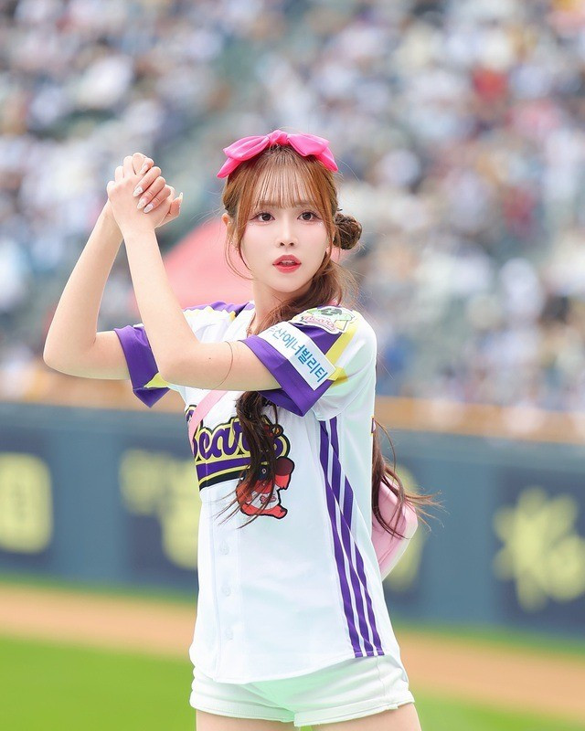 Suly chính là chị gái của game thủ Liên minh Huyền thoại Oner. Cô nàng lần đầu xuất hiện trên các phương tiện truyền thông làng Esports trong ngày T1 vô địch LCK Mùa Xuân 2022. b1-4197.jpg