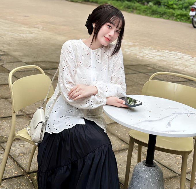 Linh Nguyễn được nhận xét là có ngoại hình ưa nhìn, tính cách nhẹ nhàng và khéo léo trong giao tiếp e7.jpg