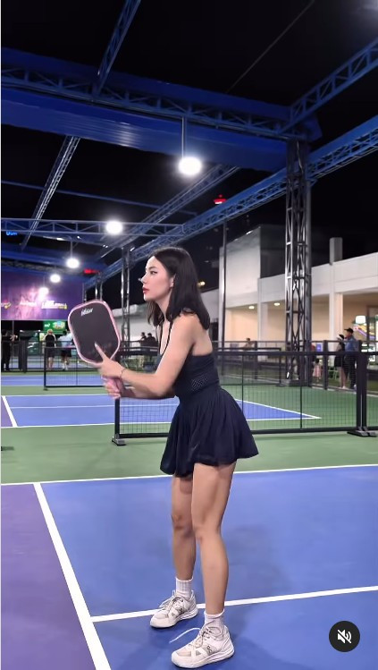 Năm 2024, netizen không ngừng bàn tán, khi hot girl kỳ cựu Milan Phạm có bài đăng chia sẻ về việc chơi pickleball 8 tiếng 1 ngày. e4.png