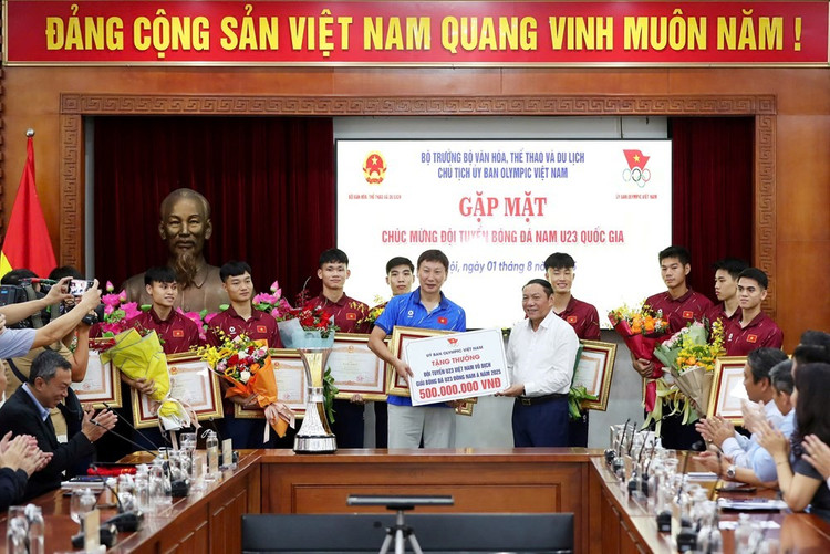 Bộ trưởng tặng Bằng khen và trao thưởng cho đội tuyển U23 Việt Nam. 9-ub-olympic-tang-fkei.jpg