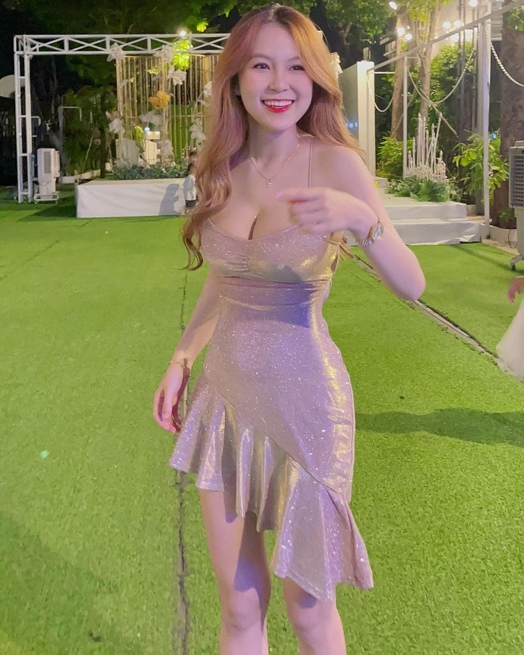 Hiểu rõ lợi thế cơ thể nên Trân Trần theo đuổi phong cách thời trang gợi cảm, chuộng đồ bó sát khoe đường cong quyến rũ. e9.jpg