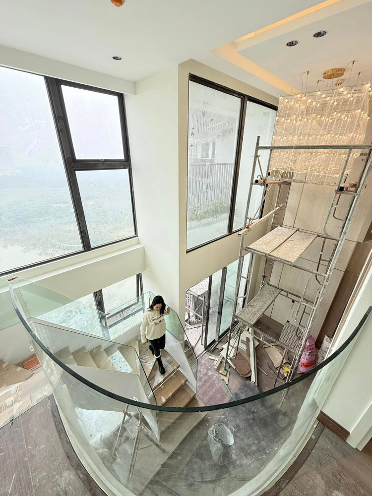 Thời gian qua, ngoài việc kinh doanh các mặt hàng cho mẹ và bé, Ly Kute còn lấn sân sang lĩnh vực nhà đất. Dù là "lính mới" nhưng qua một vài chia sẻ, cô để lộ việc buôn bán suôn sẻ, "chốt" được không ít "đơn hàng". g8.jpg