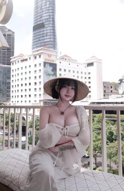 Đáng chú ý, có fan nam còn cho rằng, xinh đẹp như cô, không chỉ 1600 anh chàng mà phải 16.000 nguyện dành cảm tình. d3.jpg