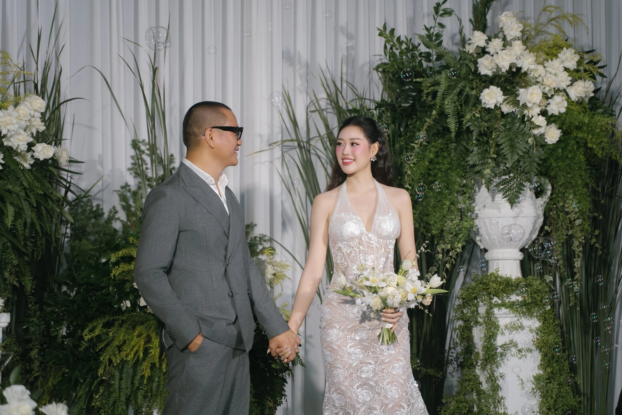 Khánh Vân rạng rỡ bên chồng nhiếp ảnh gia trong tiệc kỷ niệm ngày cưới