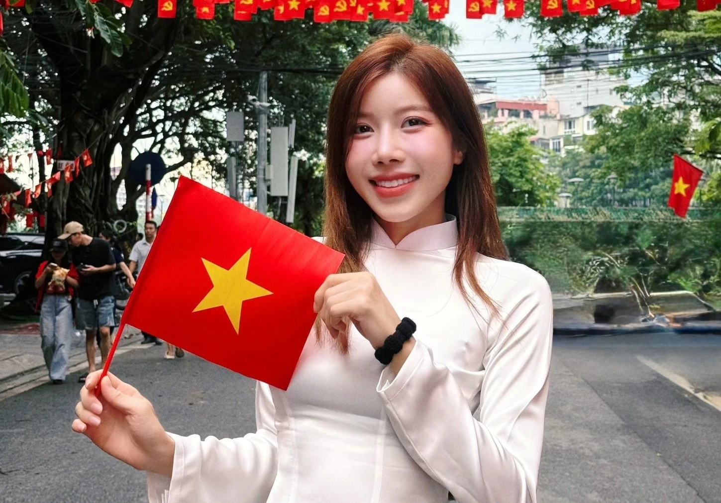 Trang Pháp diện áo dài trắng diễu hành A80, được khen trẻ trung như nữ sinh